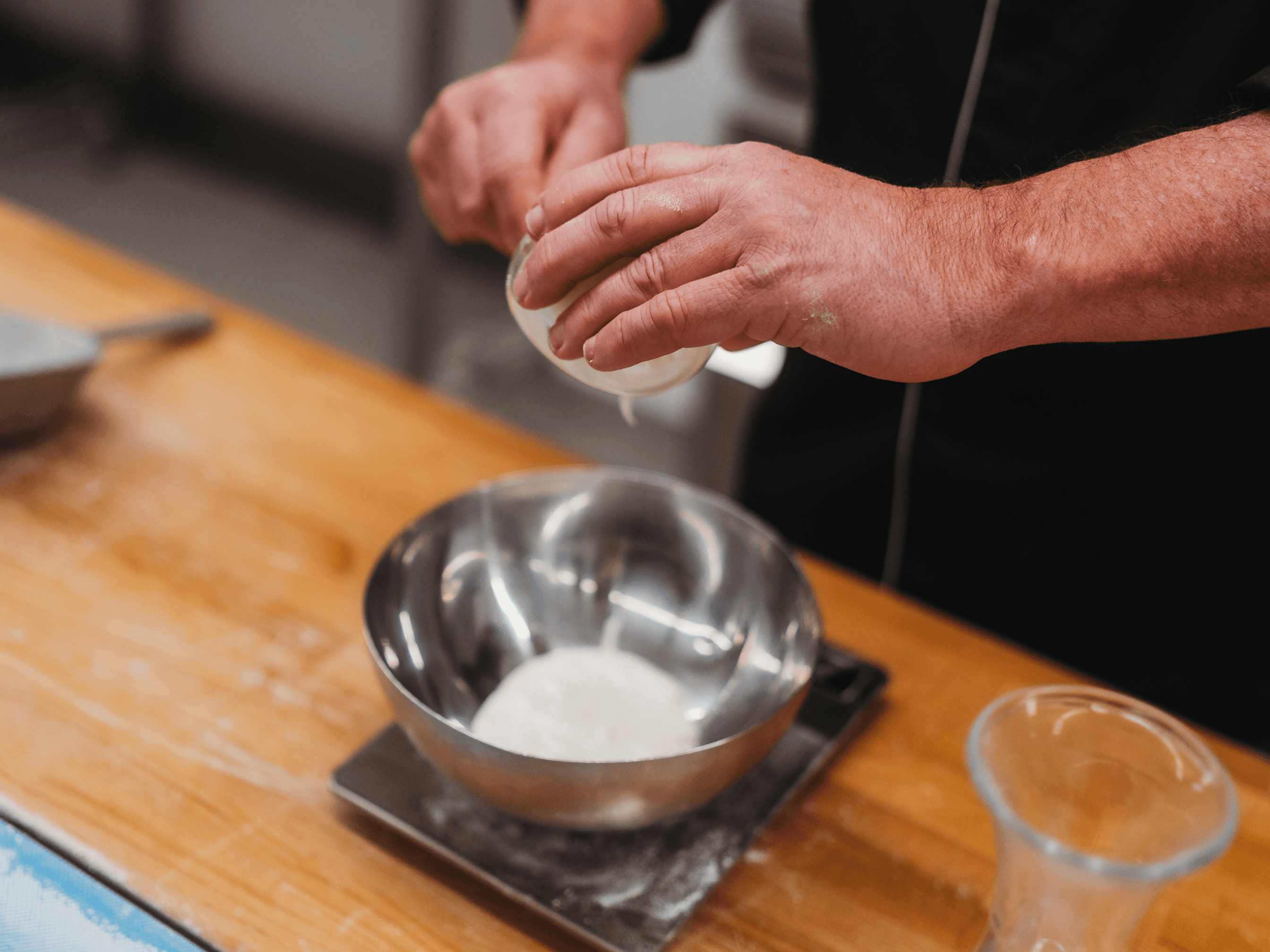 Hans-Martin Rolf beim Backen